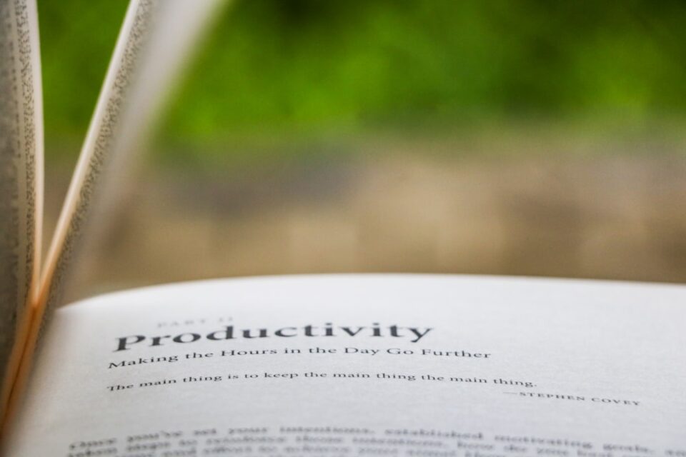 AI Productivity Habits with a calm desk, checklist, calendar, and AI chat bubble